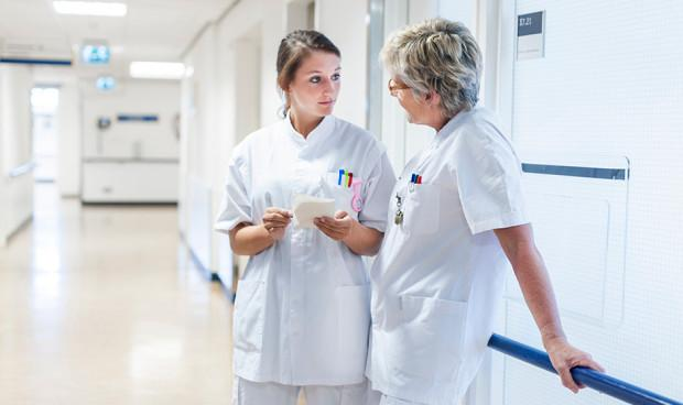 Auxiliares de enfermería trabajando en equipo en hospital